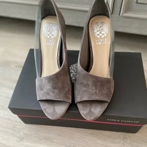 New Vince Camuto heels. - Picture 2 of 3